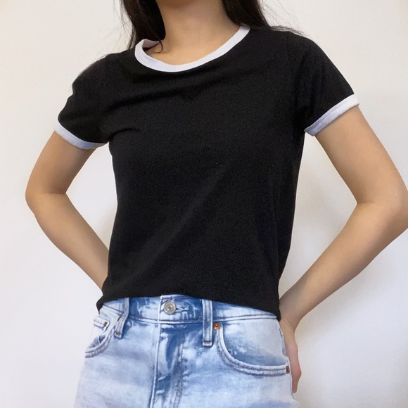 Black t shirt with white outlines - Picture 2 of 2